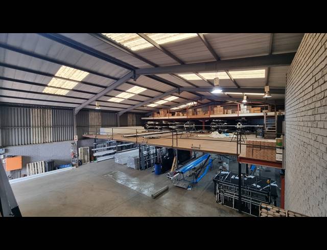 700M² WAREHOUSE FOR SALE IN JET PARK